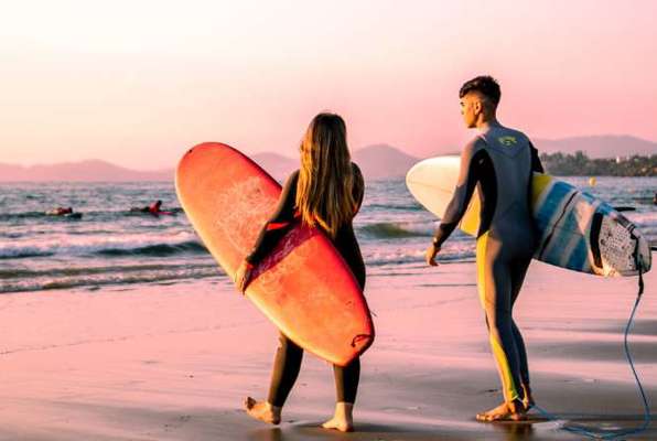 Surfen en cultuur opsnuiven Sumatra weekend trip op het strand