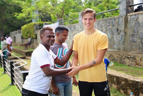 Voetbal project | Coaching & Training project Sri Lanka voorstellen aan trainer 