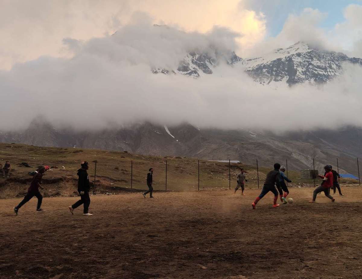 voetballende kinderen in Nepal