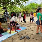 Community project op Bali aan het spelen met kinderen 