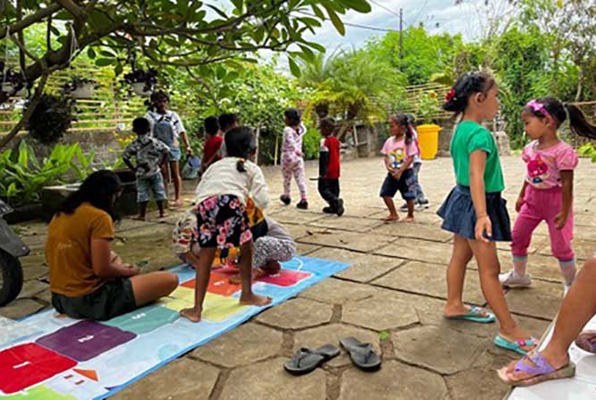 Community project op Bali aan het spelen met kinderen 