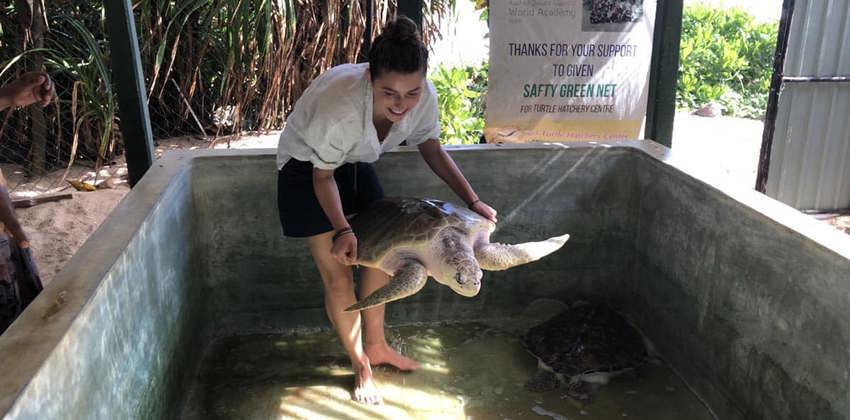 Moeder en dochter vrijwilligerswerk in Sri Lanka schildpadden