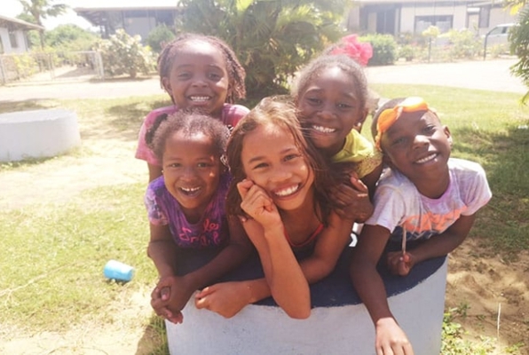 Kinderopvang Suriname op de foto met de kinderen 