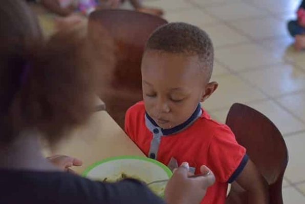 Kinderopvang Suriname eten geven