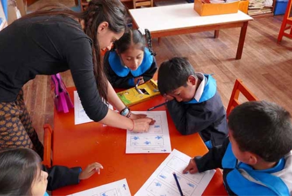 Kinderproject: Leren Lezen & Engelse Les Geven in Peru in de klas