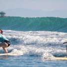 Costa Rica surflessen tijdens vrijwilligerswerk buitenland surfen op het strand 