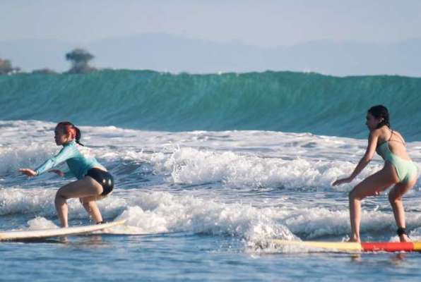 Costa Rica surflessen tijdens vrijwilligerswerk buitenland surfen op het strand 