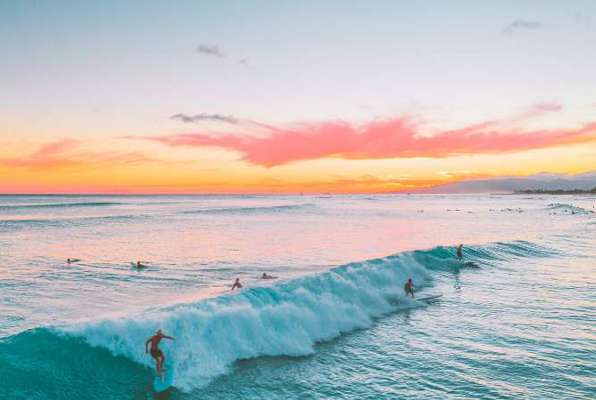 Surfen en cultuur opsnuiven Sumatra weekend trip drone shot