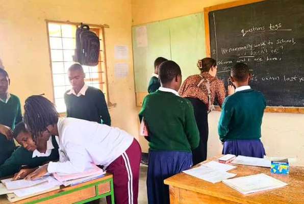 Doven project Tanzania vrijwilligerswerk lesgeven in de klas