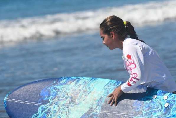 Costa Rica surflessen tijdens vrijwilligerswerk buitenland dame aan het surfen 