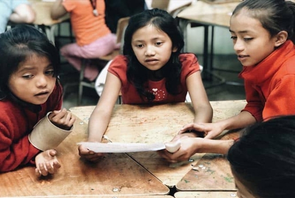 Kinderproject Guatemala vrijwilligerswerk mooie foto 3 kinderen in de klas 