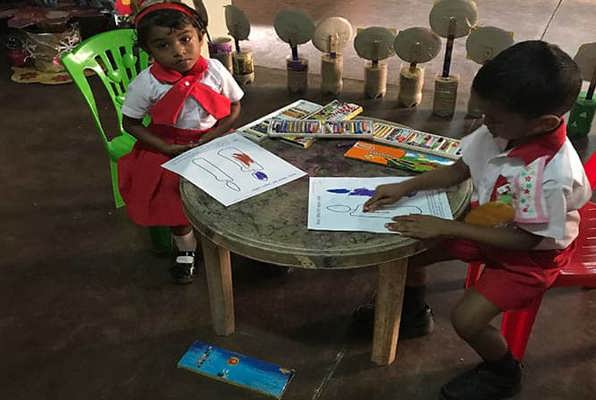 Onderwijs project Sri Lanka aan het tekenen 