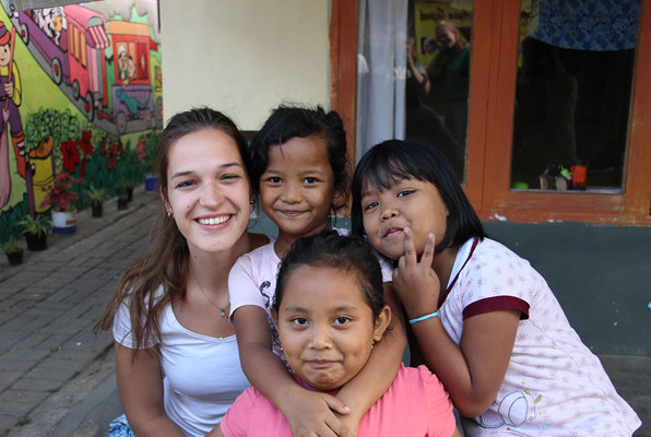 Java en Bali jongerenreis gezellige foto met de rijst 