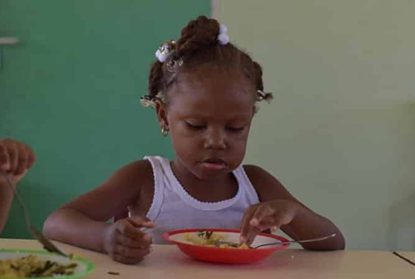 Kinderopvang Suriname kind aan het eten